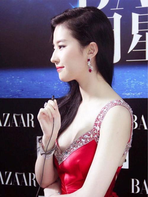 明星网红佩戴玉石吊坠,明星网红的玉石吊坠时尚潮流